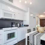 Modern Stylish Condo - 5 Min From Cn Tower