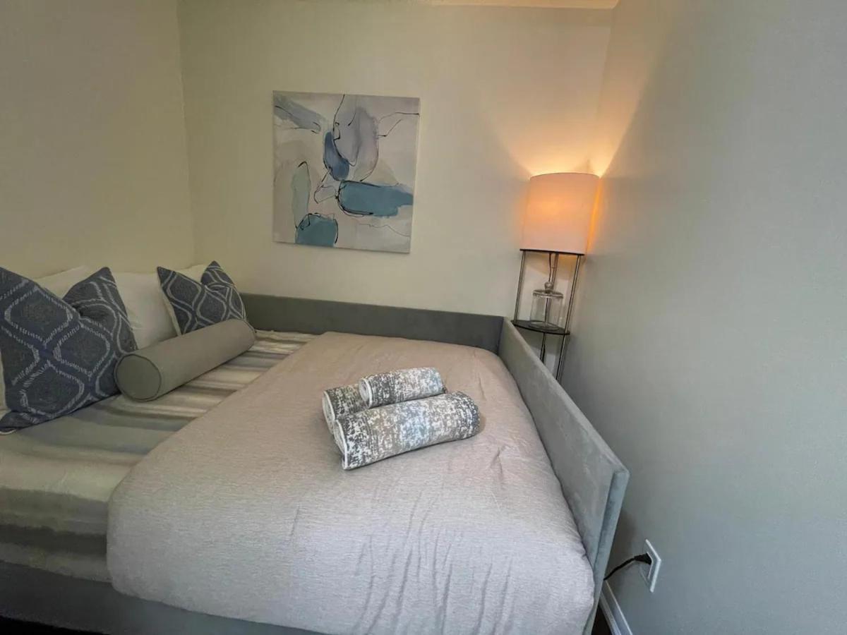 Modern Stylish - 5 Min From Cn Tower Holiday home